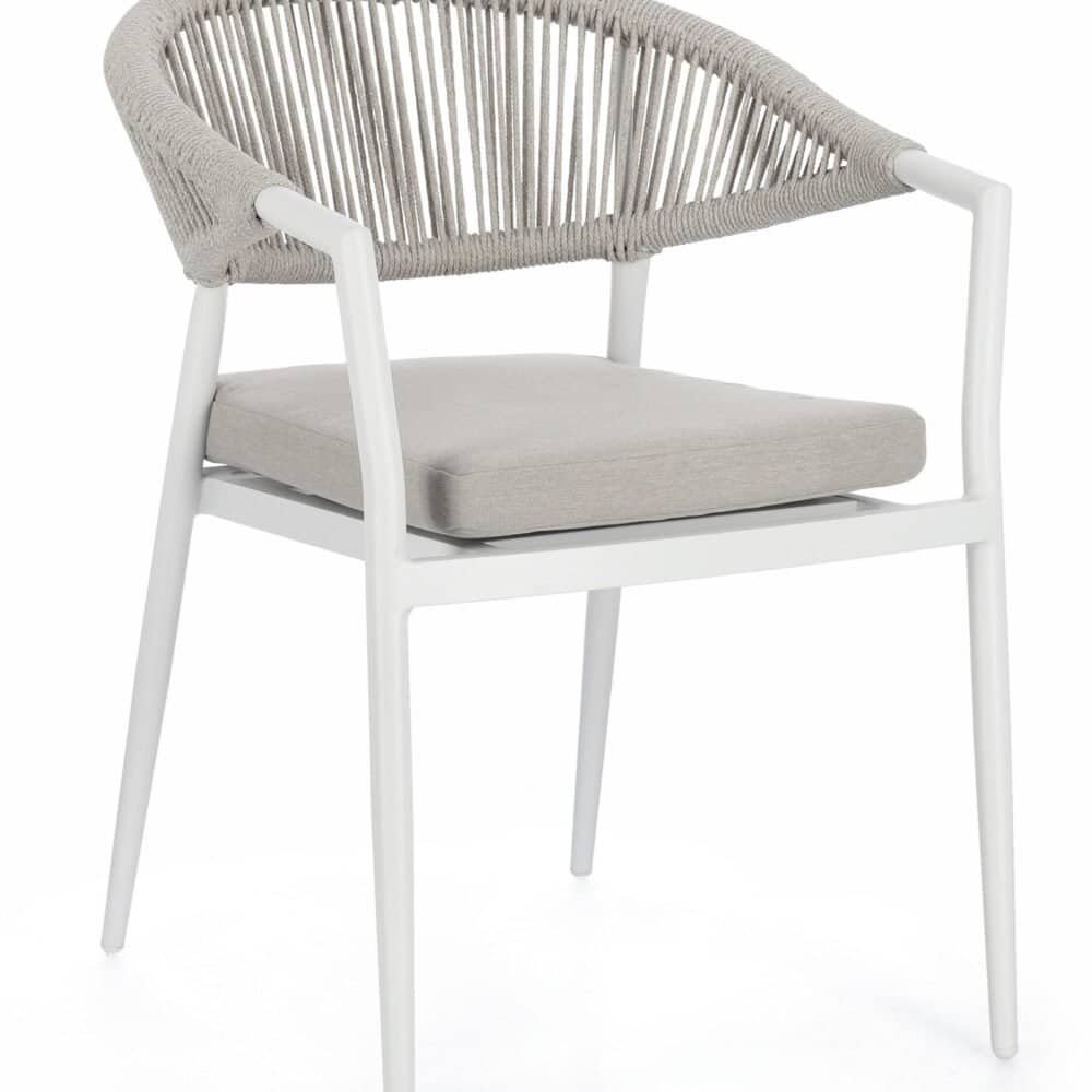 Sedia da giardino con struttura bianca, rattan e seduta con cuscino, stile minimalista e confortevole.