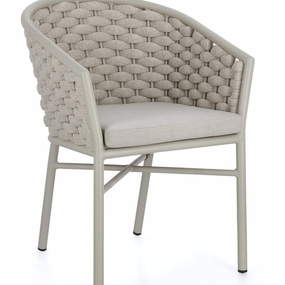 Sedia moderna in tessuto intrecciato beige e struttura in metallo, perfetta per spazi interni ed esterni.