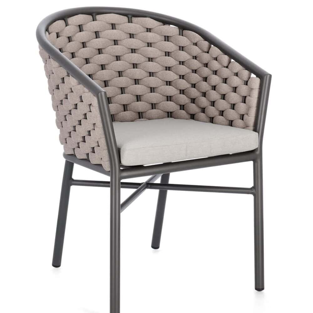 Sedia moderna da giardino in rattan intrecciato e struttura in metallo, ideale per arredo outdoor elegante e resistente.