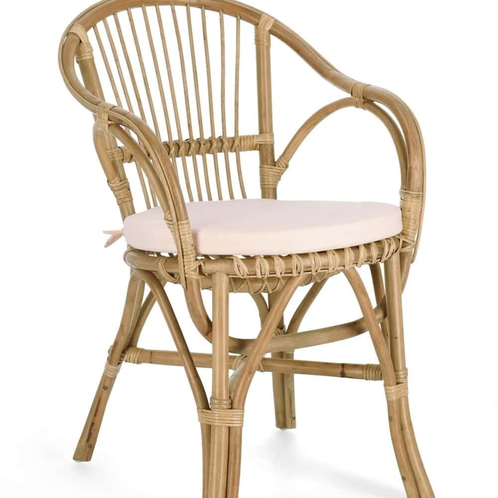 Sedia in rattan con seduta imbottita, perfetta per mobili da esterno e interni in stile shabby chic.