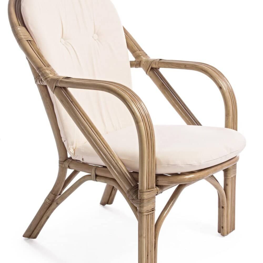 Sedia in rattan naturale con morbido cuscino beige, stile boho chic perfetto per interni ed esterni elegante.