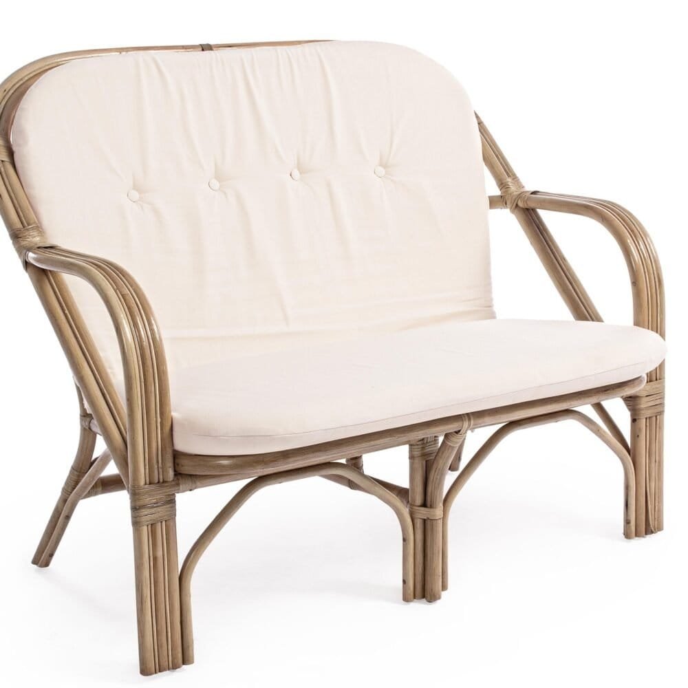 Divano in rattan con comodo cuscino beige, seduta e schienale imbottiti, ideale per interni ed esterni.