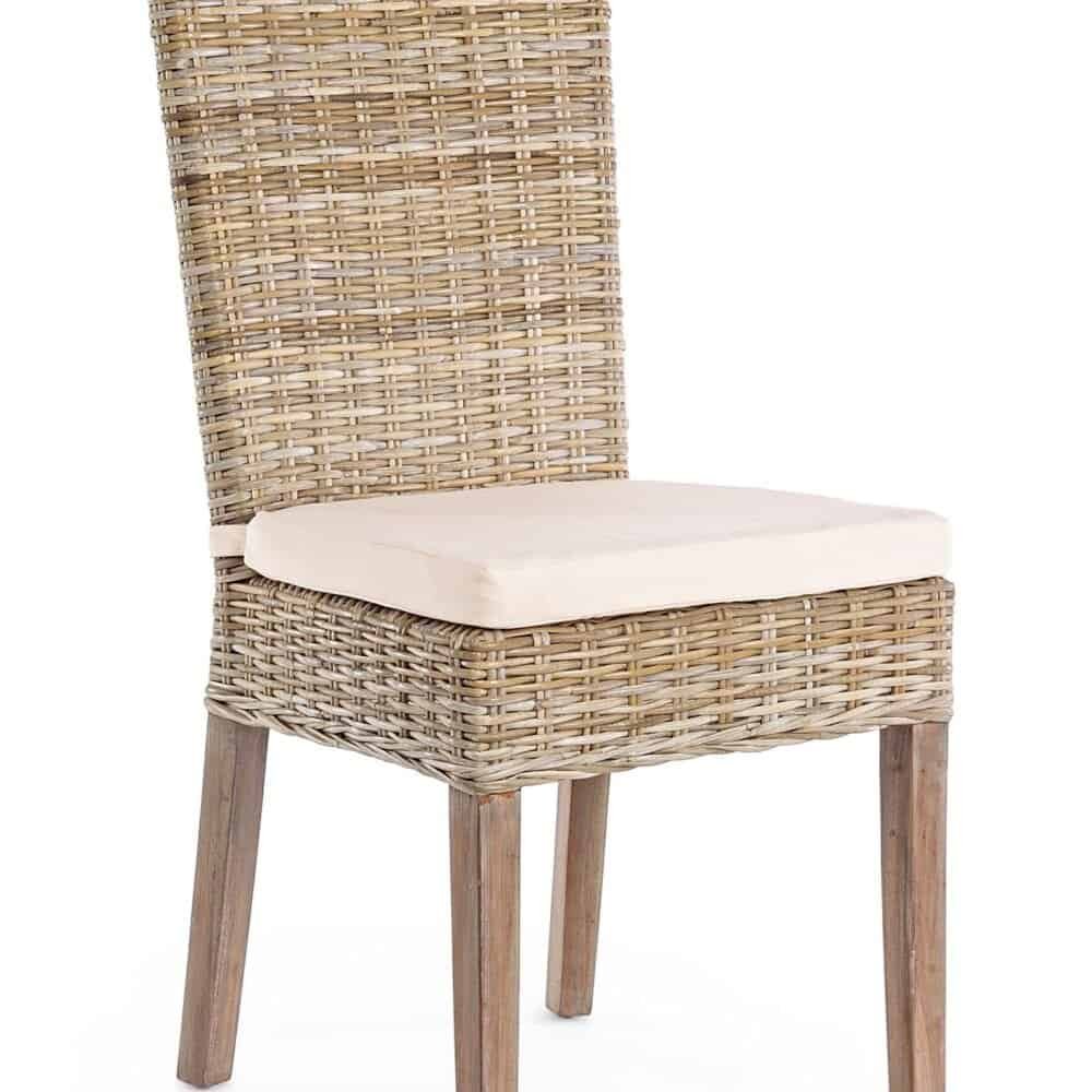 Sedia in vimini naturale con sedile imbottito, ideale per giardini e ambienti esterni. Elegante e resistente.