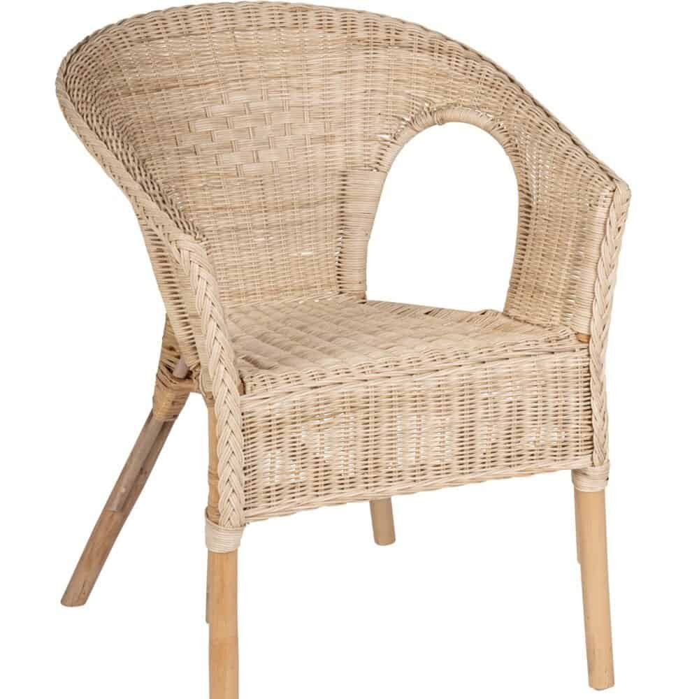 Sedia in vimini naturale con struttura in legno, perfetta per interni ed esterni.