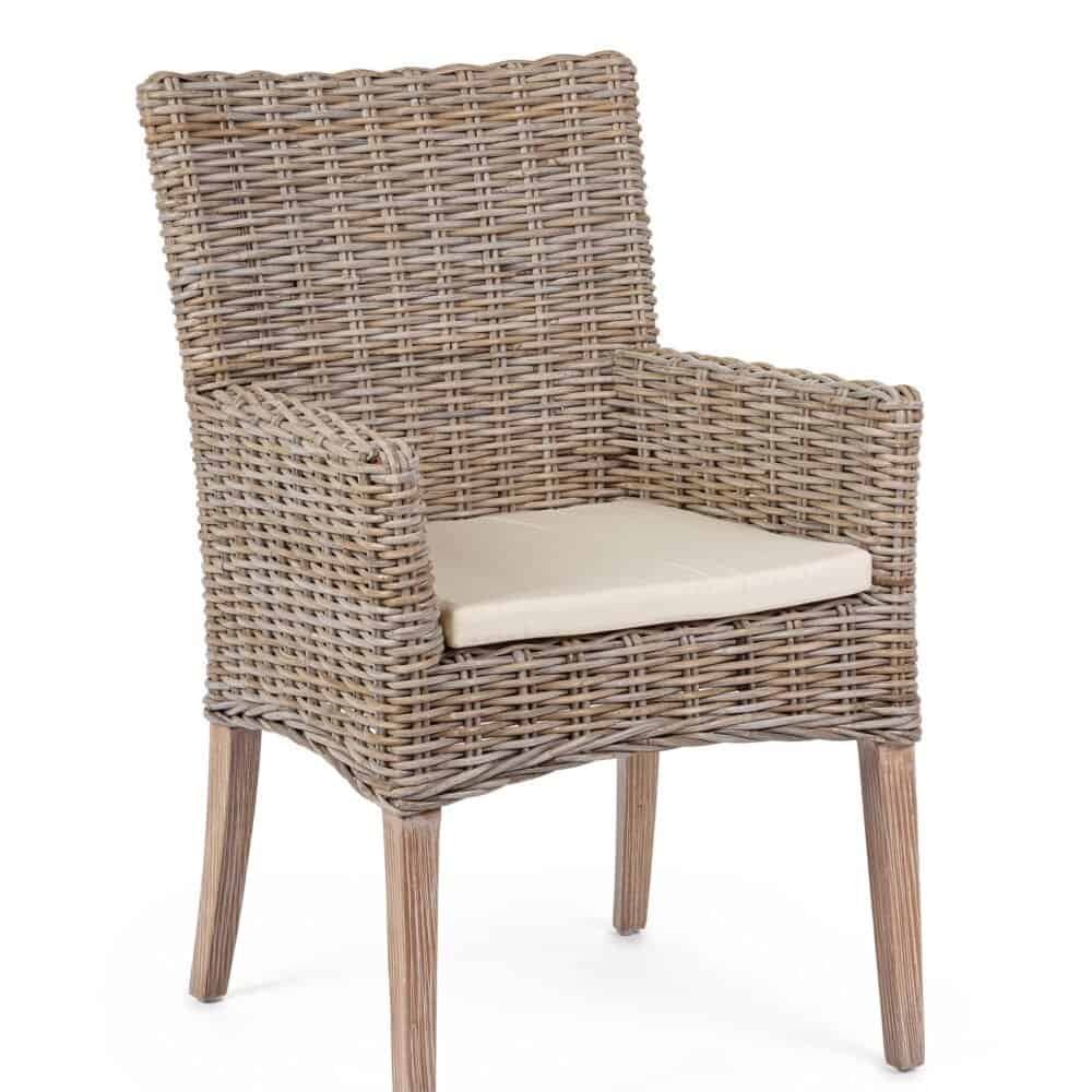 Sedia in vimini beige con seduta comoda e struttura in legno chiaro.