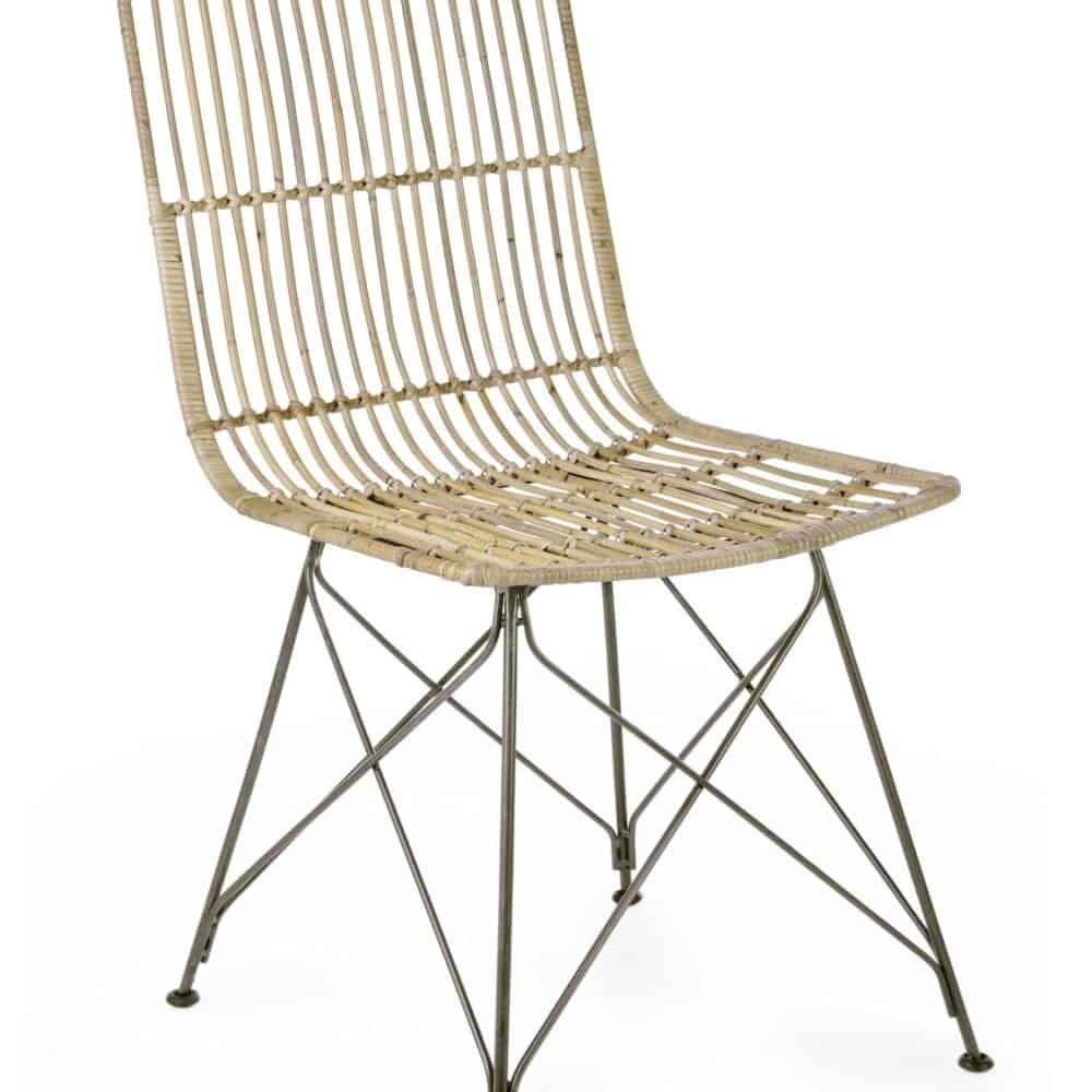 Sedia in rattan con struttura in metallo, perfetta per interni ed esterni, stile elegante e moderno.