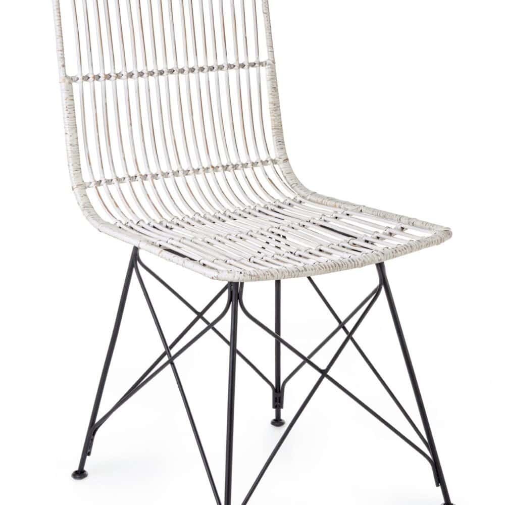 Sedia in rattan bianco con struttura in ferro nero, perfetta per ambienti interni ed esterni di stile.