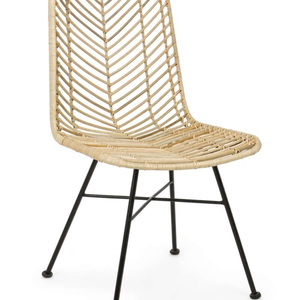 Sedia moderna in rattan e ferro nero con design elegante e resistente, ideale per interni ed esterni.