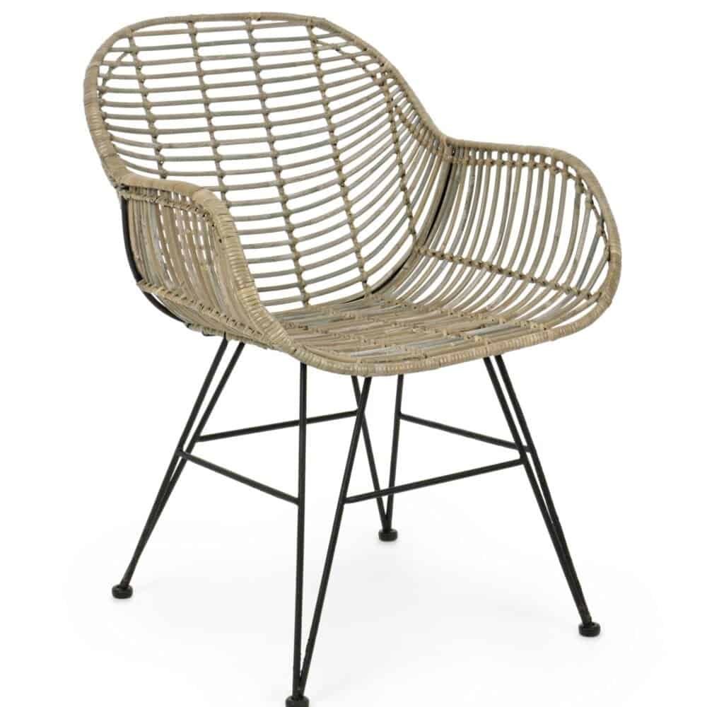 Sedia moderna in vimini e gambe in metallo nero, perfetta per l’arredo indoor e outdoor.