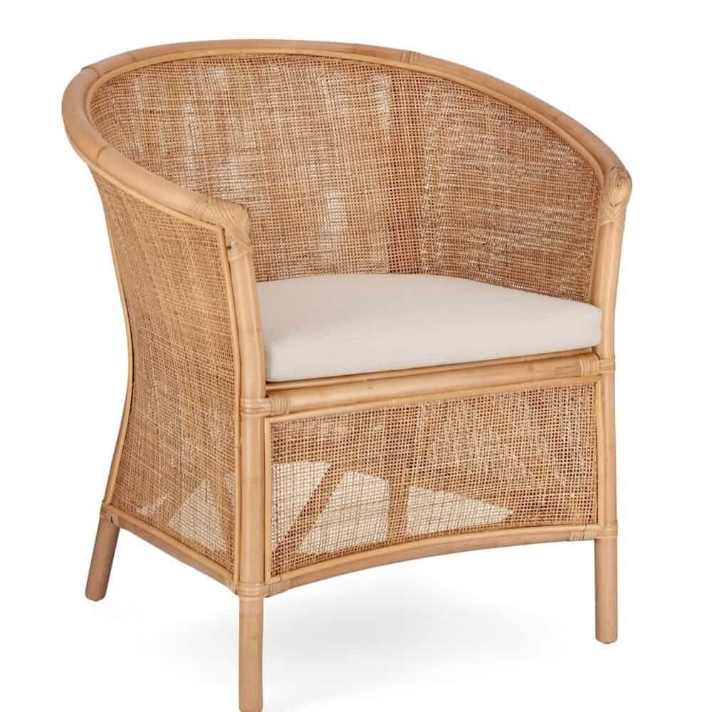 Sedia in rattan naturale con seduta imbottita beige, stile elegante e confortevole.