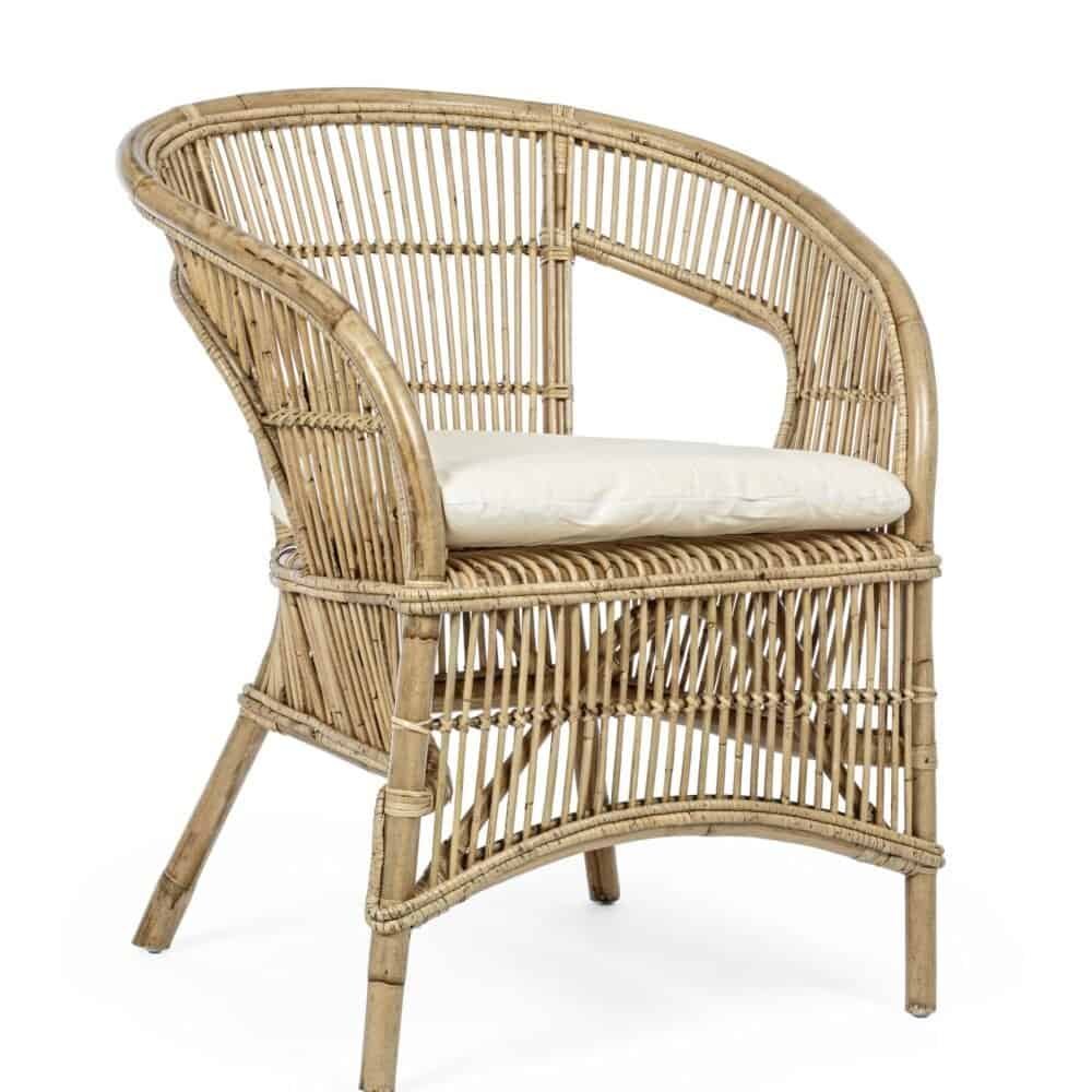 Sedia in rattan con cuscino, perfetta per arredamento esterno/interno, stile naturale e elegante.
