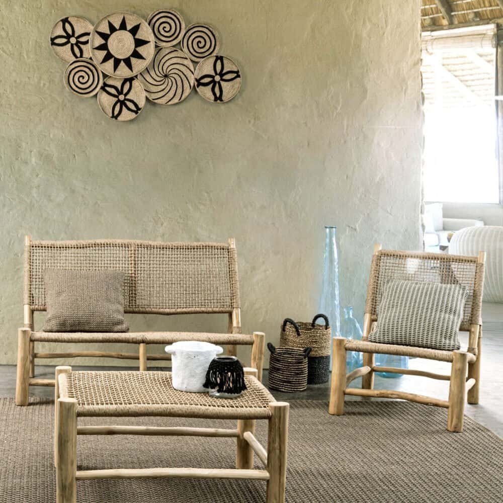 Soggiorno con arredi in rattan e decorazioni etniche in stile boho chic.