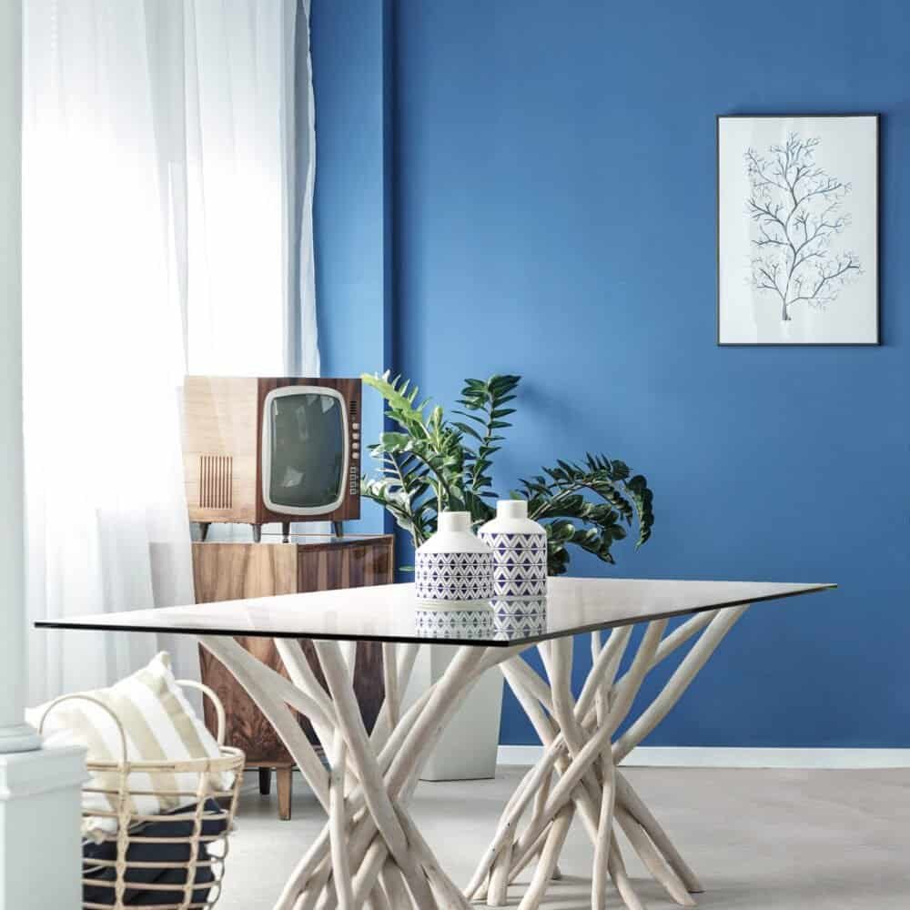 Tavolo moderno in legno e vetro con decorazioni eleganti, ideale per ambienti di design.