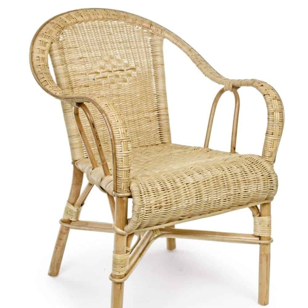Sedia in rattan naturale con design elegante, ideale per interni ed esterni.