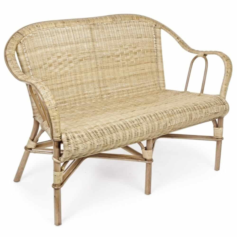 Sedia in rattan con design elegante e artigianale, perfetta per ambienti outdoor e interni.