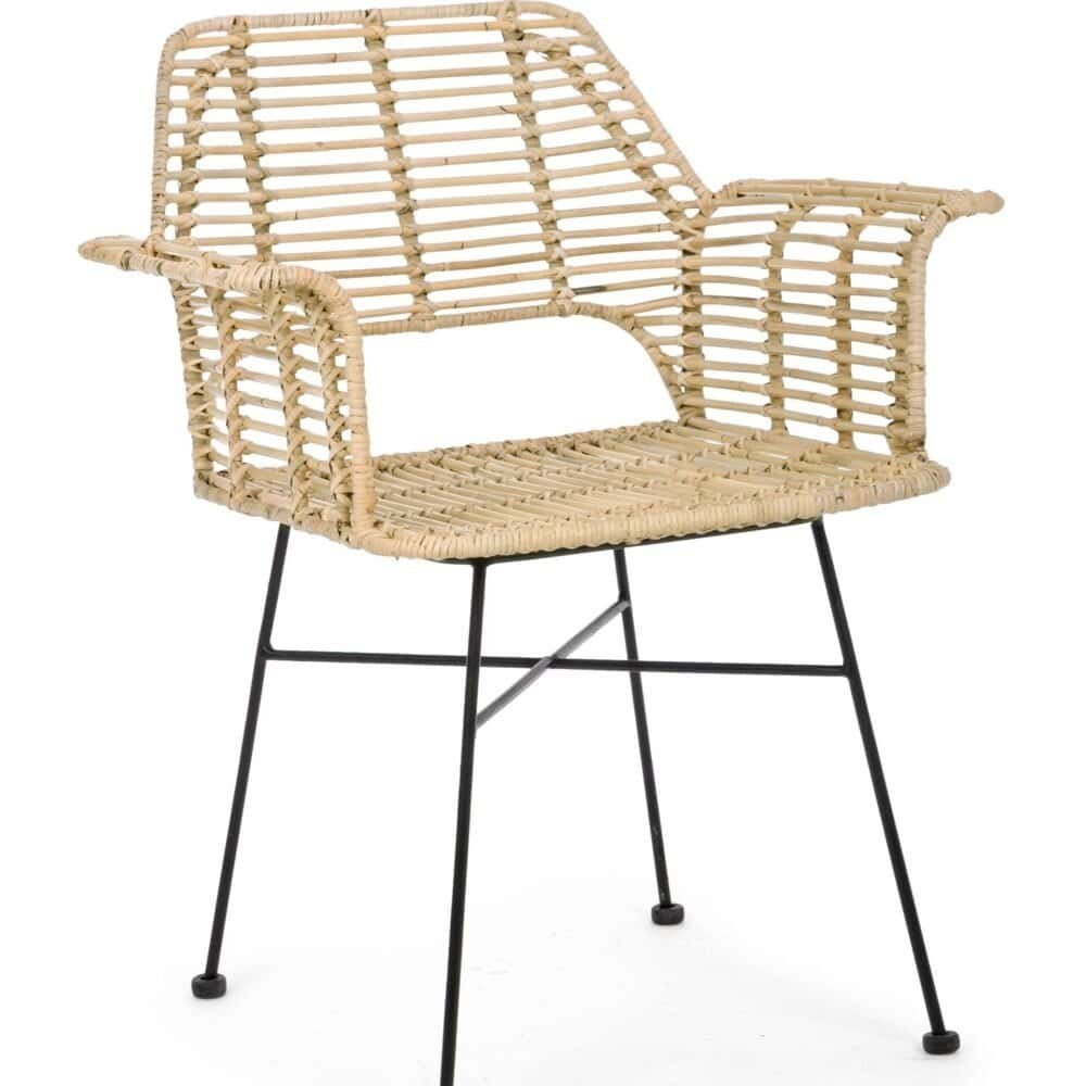 Sedia in rattan con struttura metallica nera e design elegante. Perfetta per ambienti interni ed esterni raffinati.