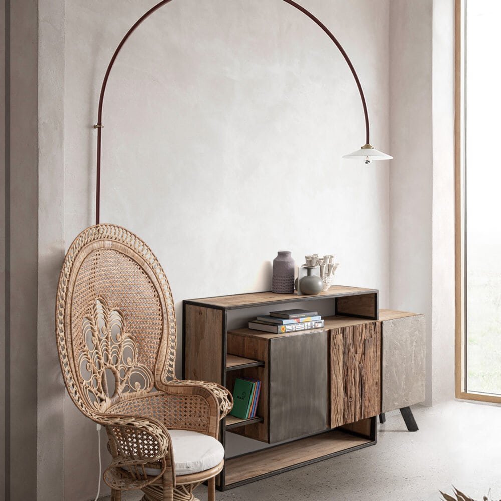 Seduta in rattan con mobili in legno, ambiente luminoso e accogliente per arredo interni in stile naturale.
