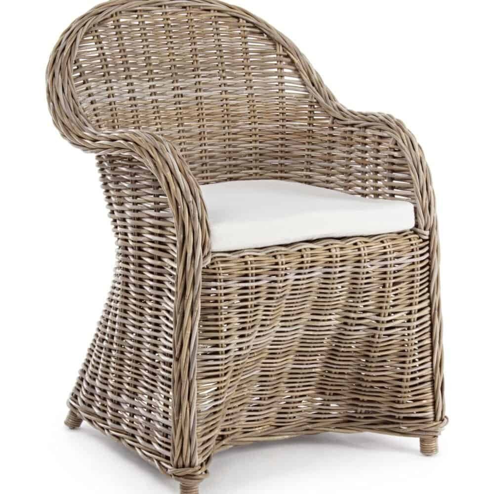 Sedia in rattan con cuscino bianco, stile classico e naturale per interni ed esterni.