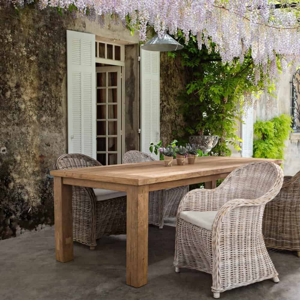 Mobili da esterno in vimini e tavolo in legno per giardini e terrazzi.