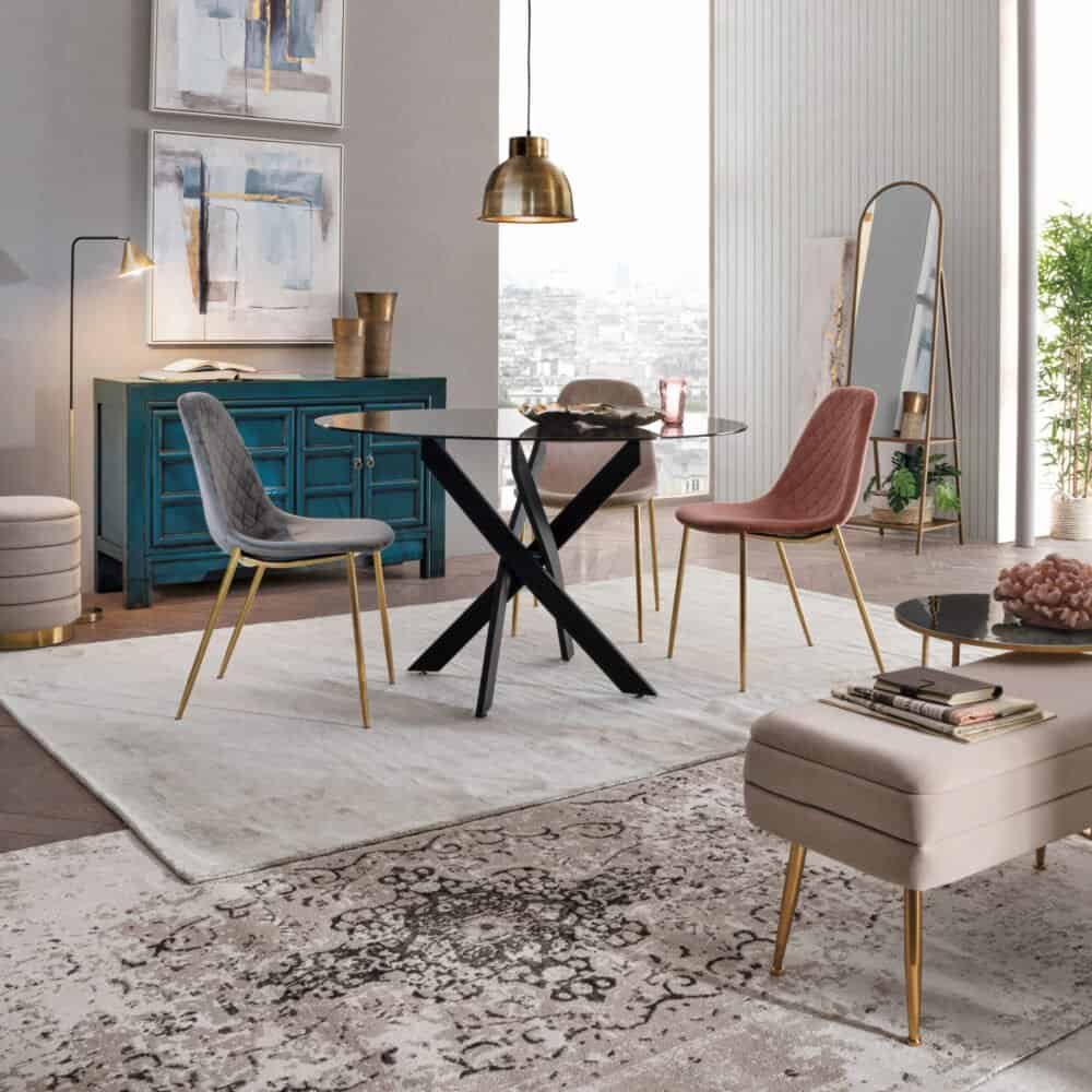 Sedia in velluto grigia con gambe d'oro, perfetta per arredi di interni eleganti e moderni.