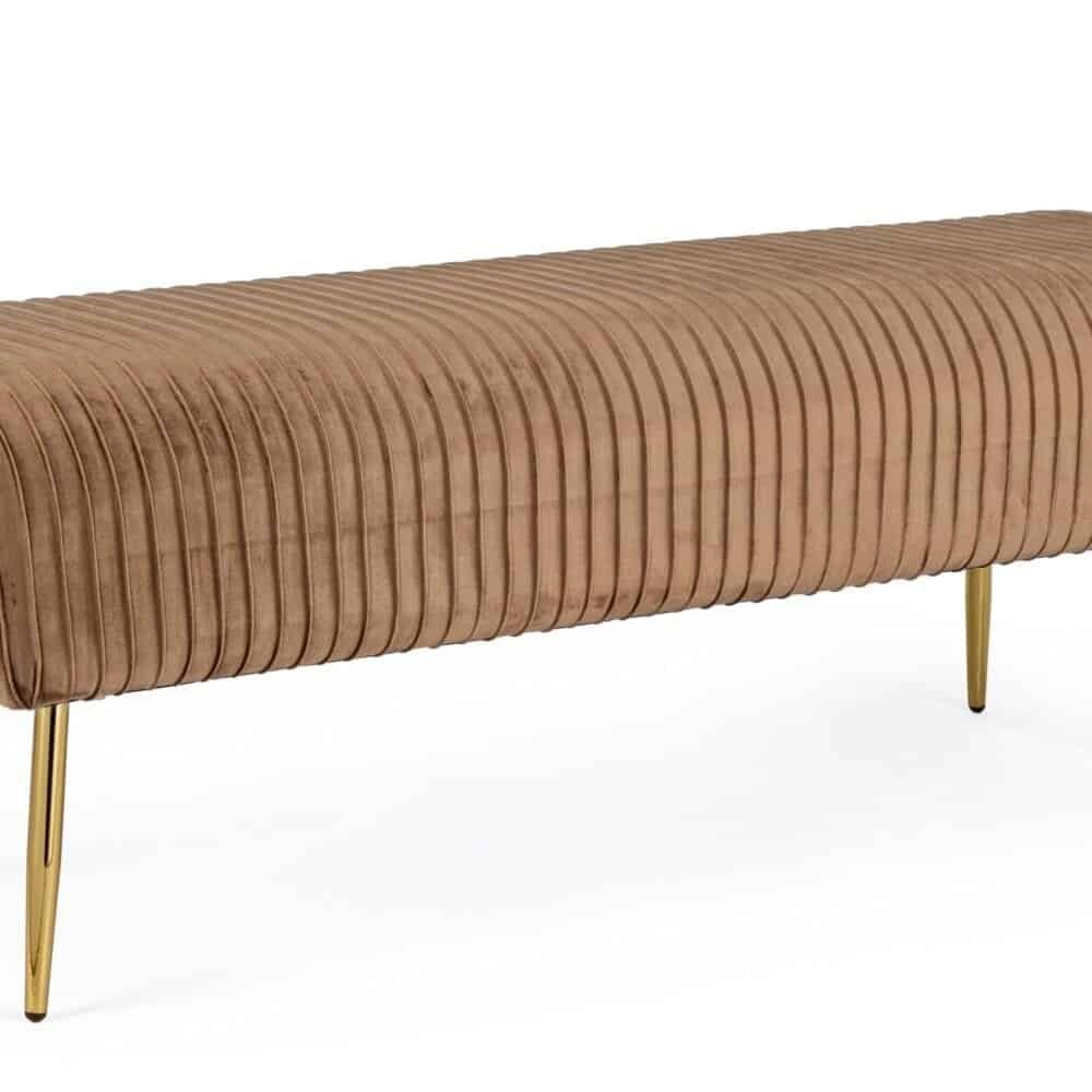 Seduta imbottita in velluto beige con gambe in metallo dorato, design elegante e moderno.
