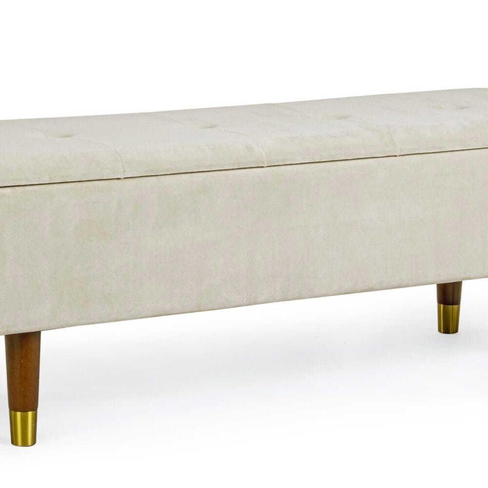 Panca moderna in tessuto beige con gambe in legno e finiture dorate, ideale per ambienti eleganti e accoglienti.