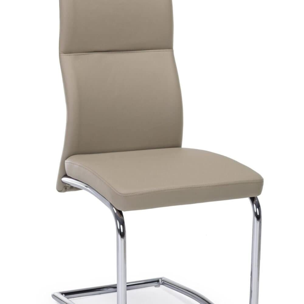 Sedia imbottita color beige con struttura in acciaio cromato elegante e resistente.