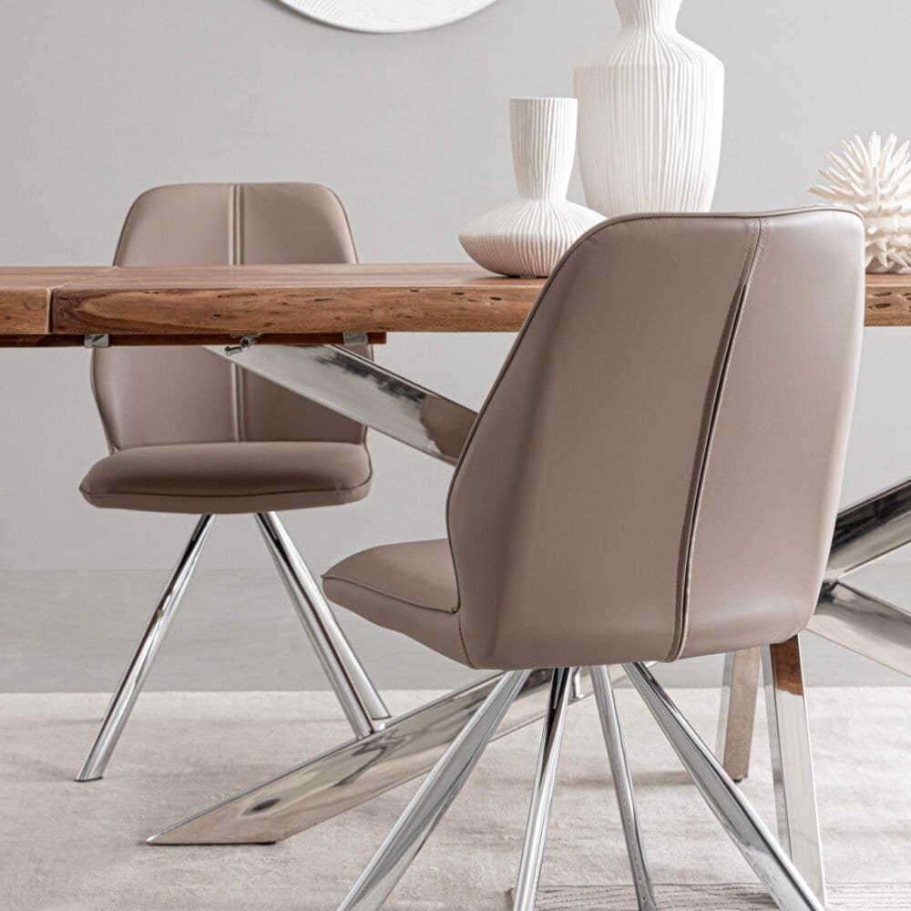 Sedie eleganti in pelle beige con gambe in metallo per zona pranzo moderna.