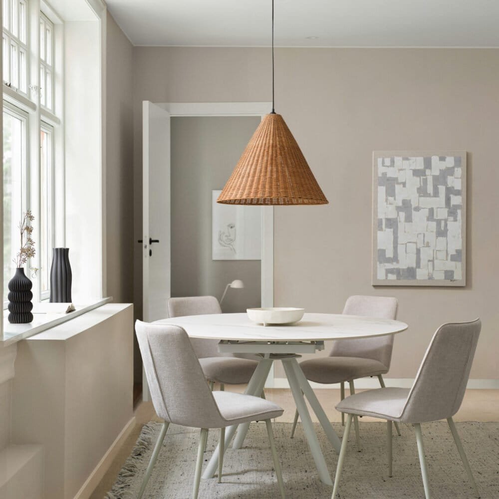 Illuminazione a pendente in vimini sopra tavolo in stile nordico.