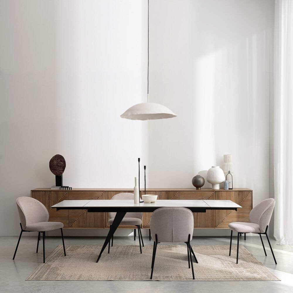 Sedie eleganti e confortevoli intorno a un tavolo di design.