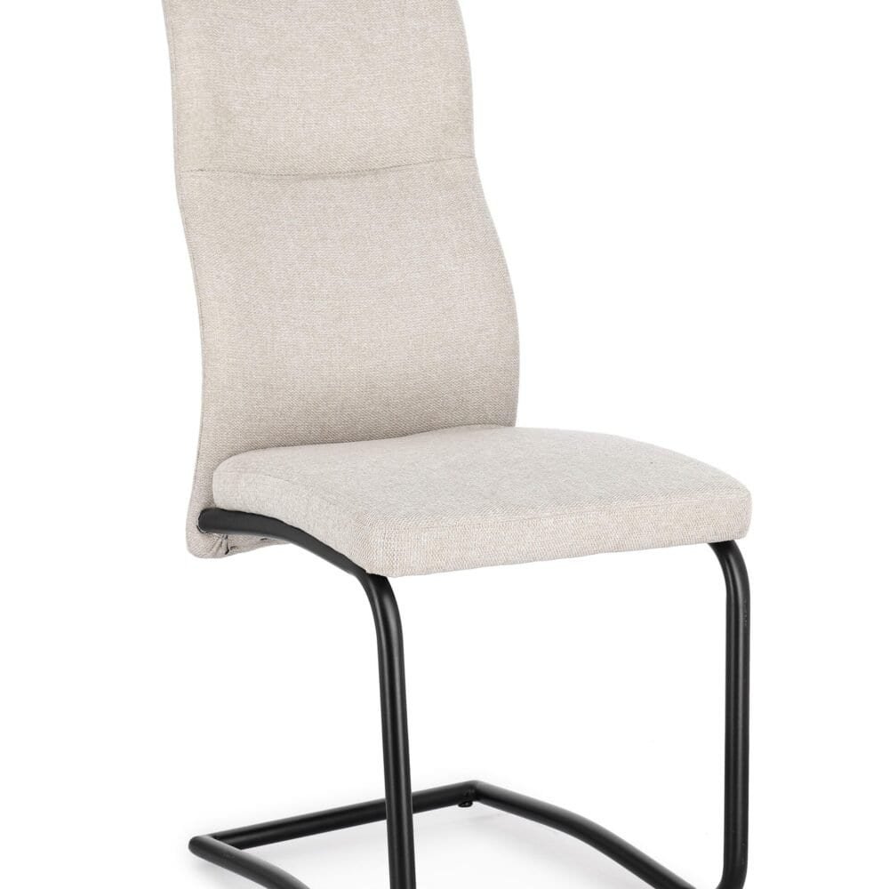 Sedia moderna con rivestimento beige e struttura in metallo nero, ideale per casa e ufficio.