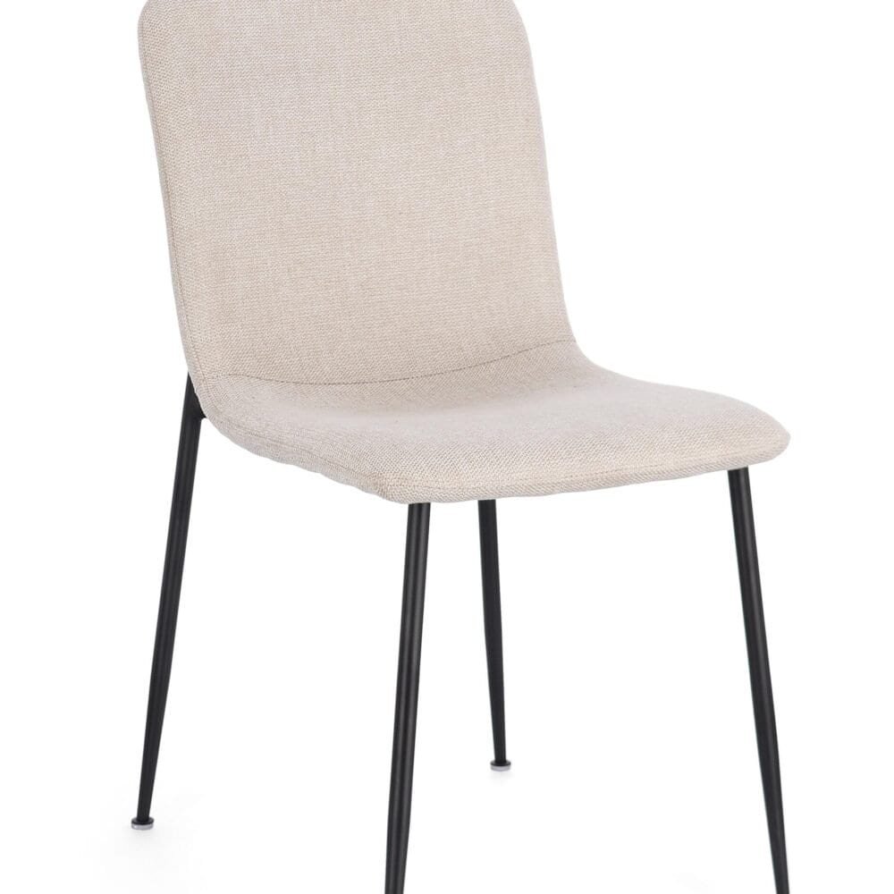 Sedia imbottita beige con gambe nere, design elegante e confortevole. Perfetta per soggiorno o ufficio.