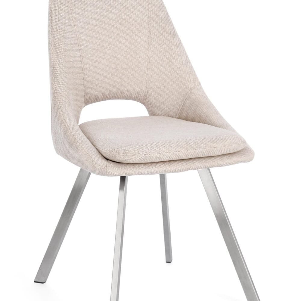 Sedia in tessuto beige con gambe in metallo.