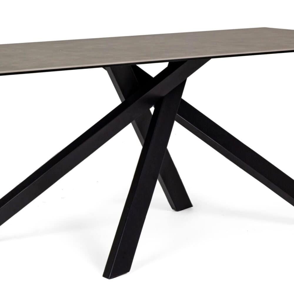 Tavolo da pranzo con piano in legno e struttura in metallo nero, design contemporaneo elegante.