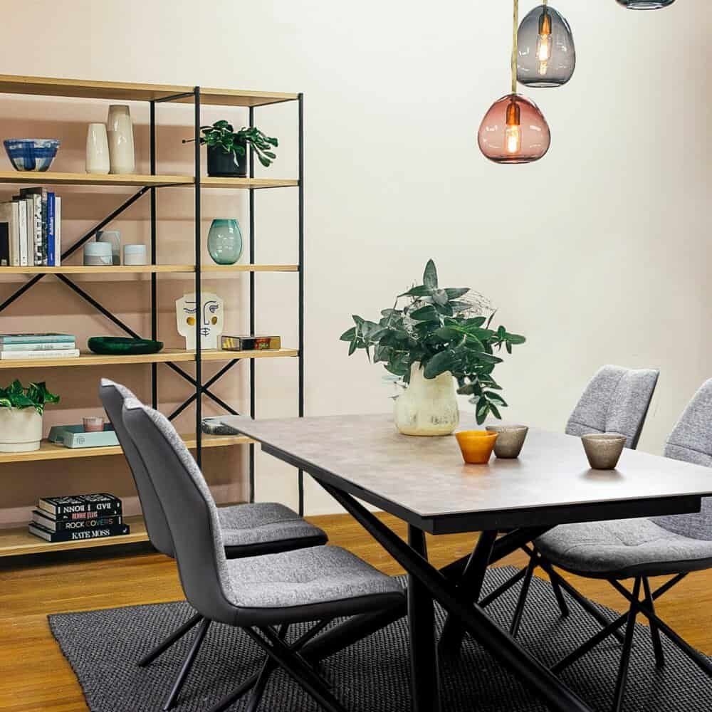 Illuminazione sospesa moderna, sala da pranzo elegante, lampade artistiche, ambienti interni design.