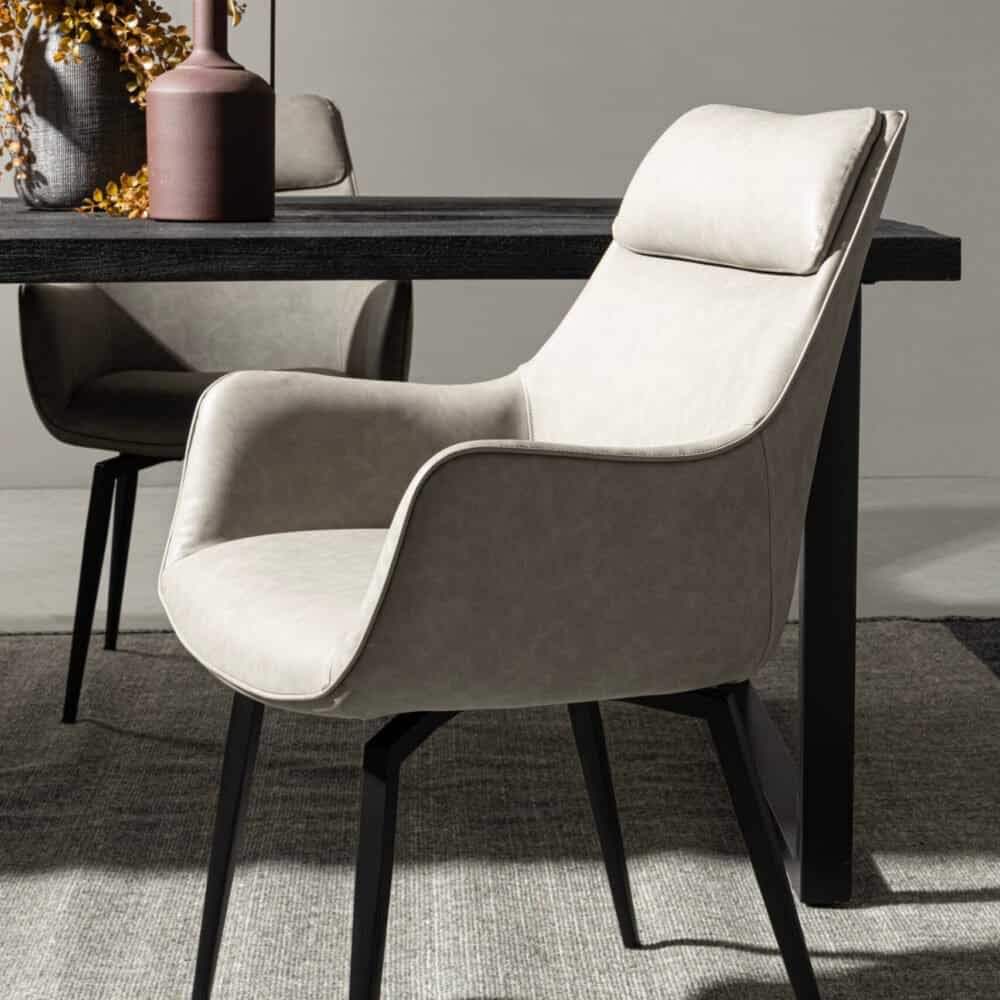 Sedia moderna in tessuto beige con gambe nere, perfetta per arredo contemporaneo, comfort e stile.