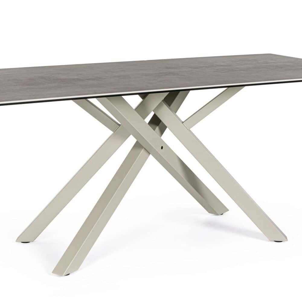 Tavolo con piano in legno e base in metallo, ideale per ambienti moderni e di design.