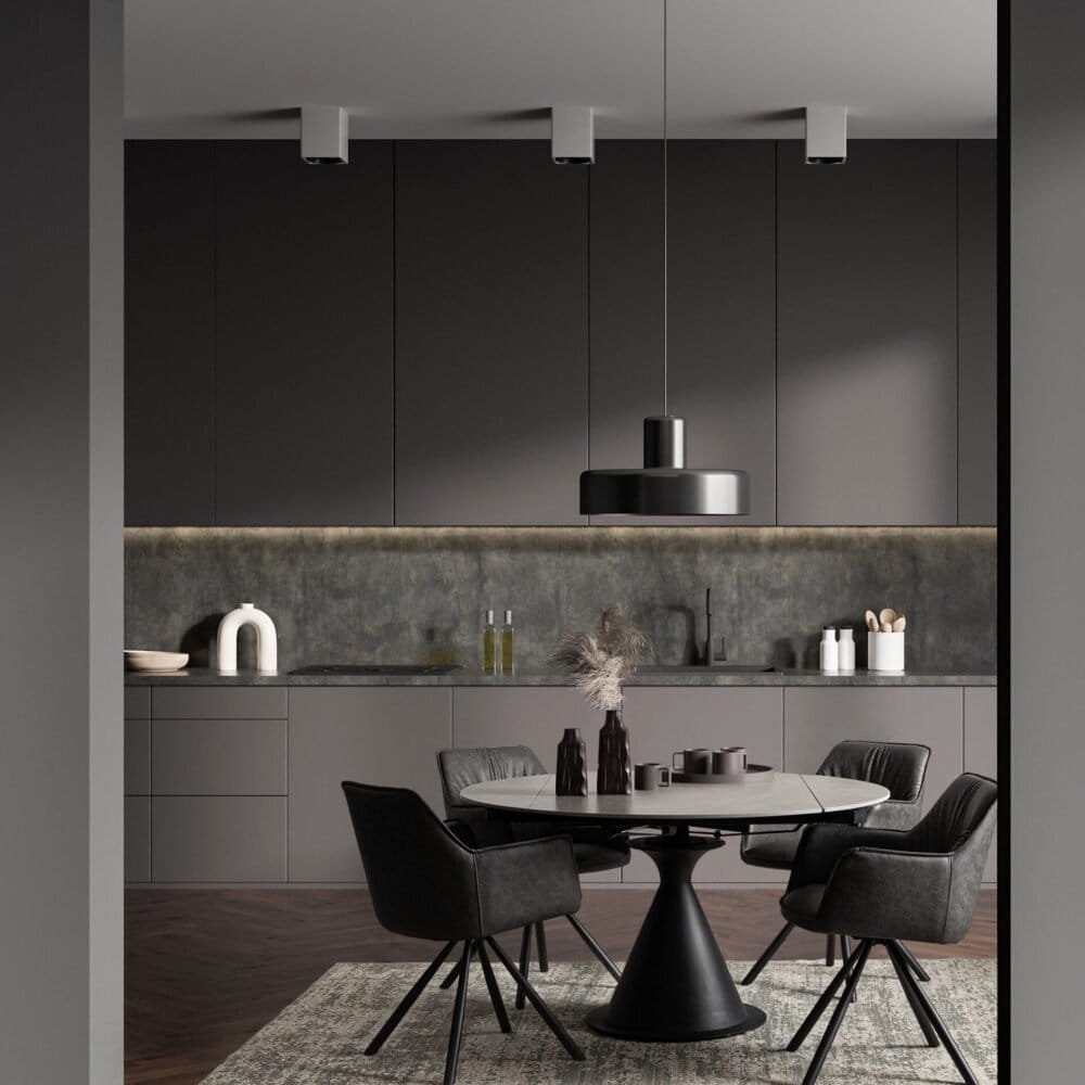 Cucina minimalista con tavolo nero e sedie di design, atmosfera sofisticata.