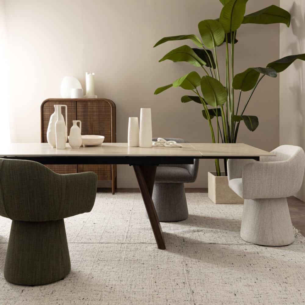 Sedia e tavolo di design con elementi naturali in ambiente raffinato.