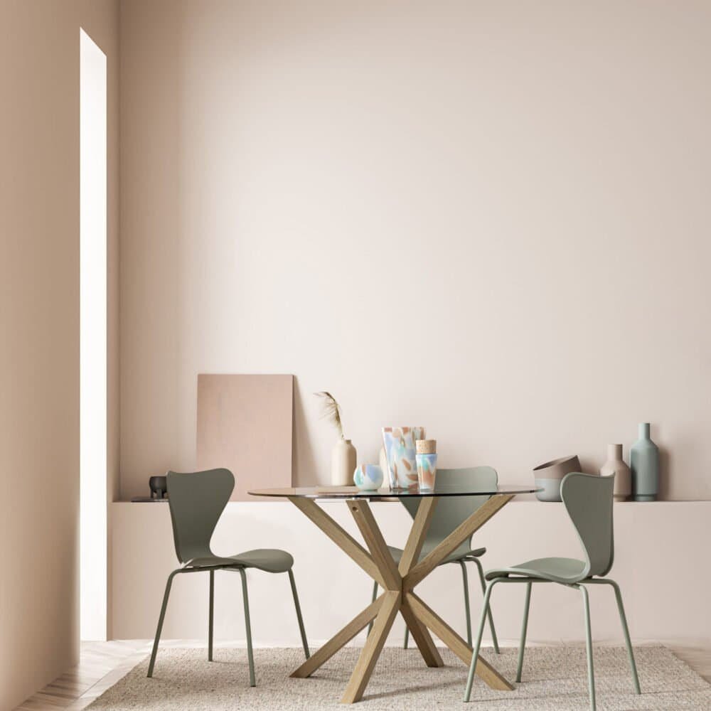 Sala minimalista con tavolo in legno e sedie moderne.