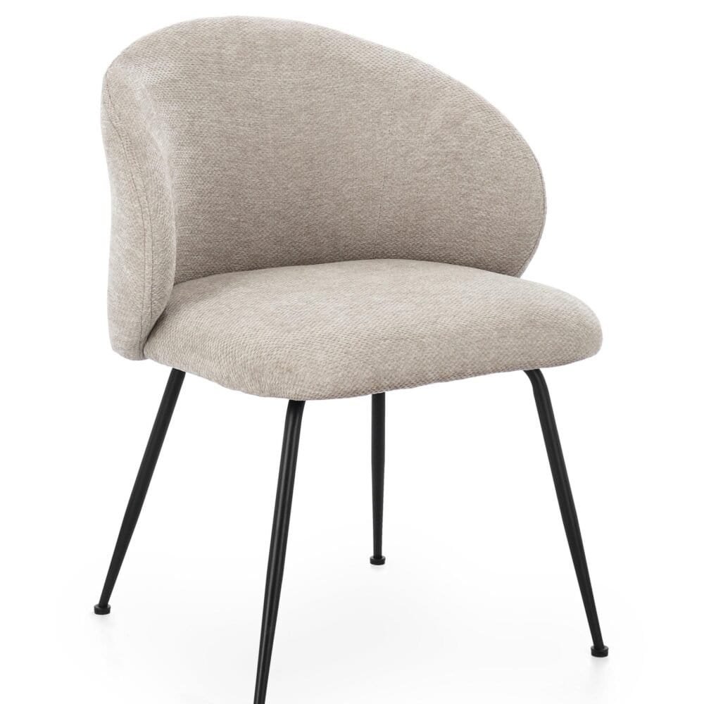 Sedia imbottita elegante in tessuto beige con gambe in metallo nero, ideale per soggiorno o ufficio.