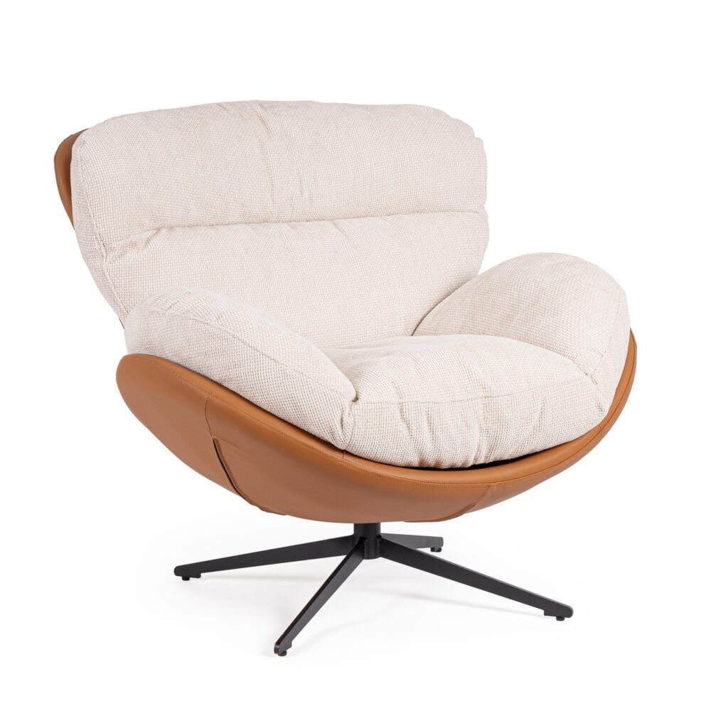 Poltrona relax in tessuto beige e pelle marrone con struttura in metallo nero, perfetta per ambienti eleganti e moderni.