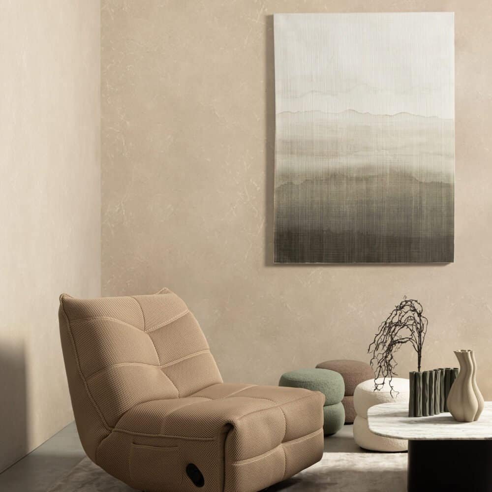 Poltrona ergonomica moderna in ambiente di design con decorazioni minimaliste.