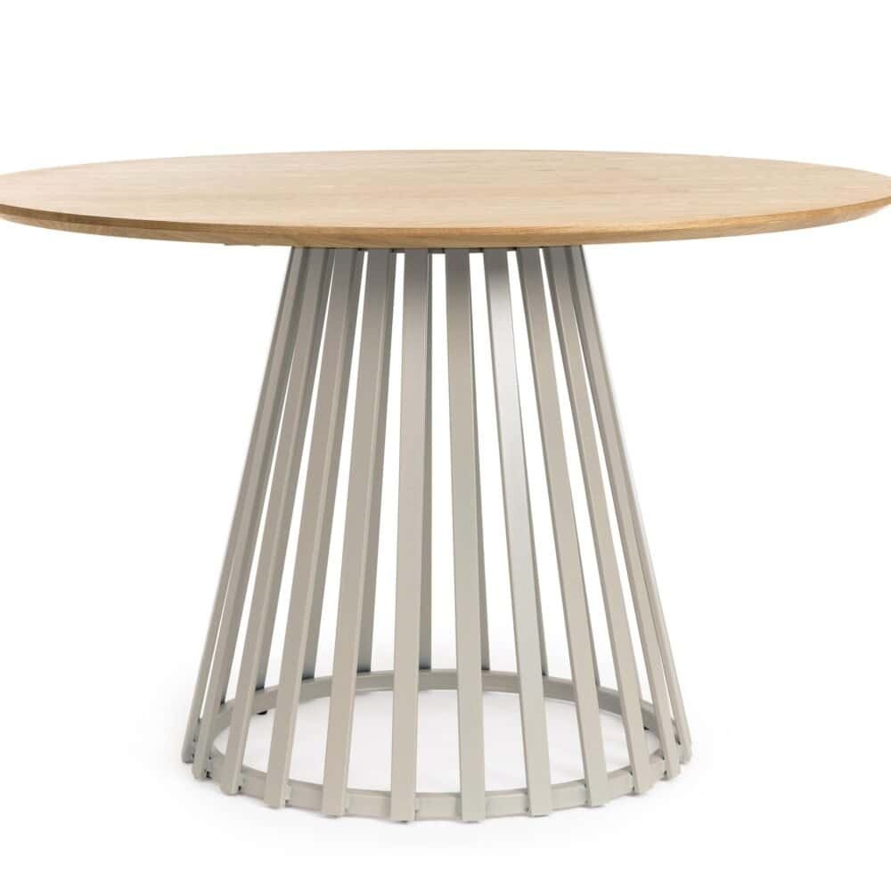 Tavolo da pranzo con superficie in legno e struttura in metallo, stile contemporaneo.