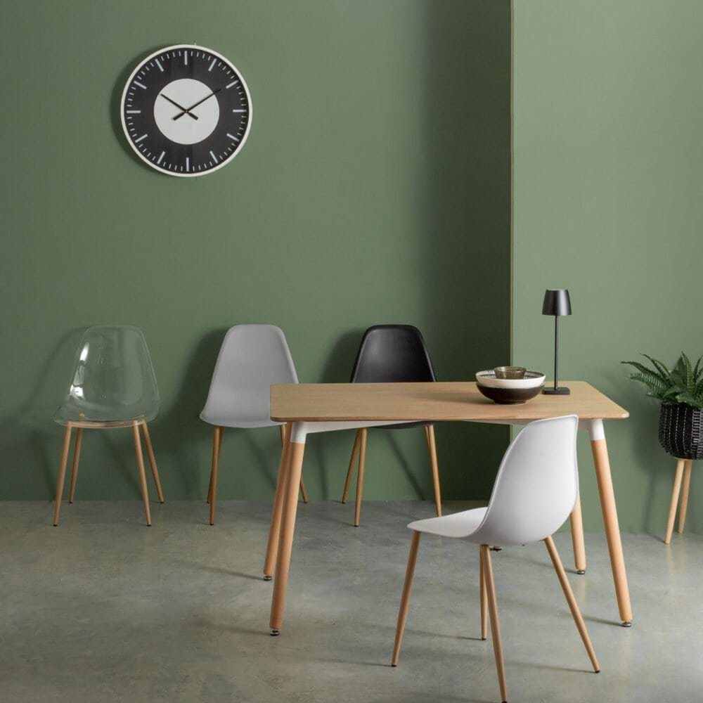 Sedia trasparente e altre sedie di design minimalista per casa moderna.