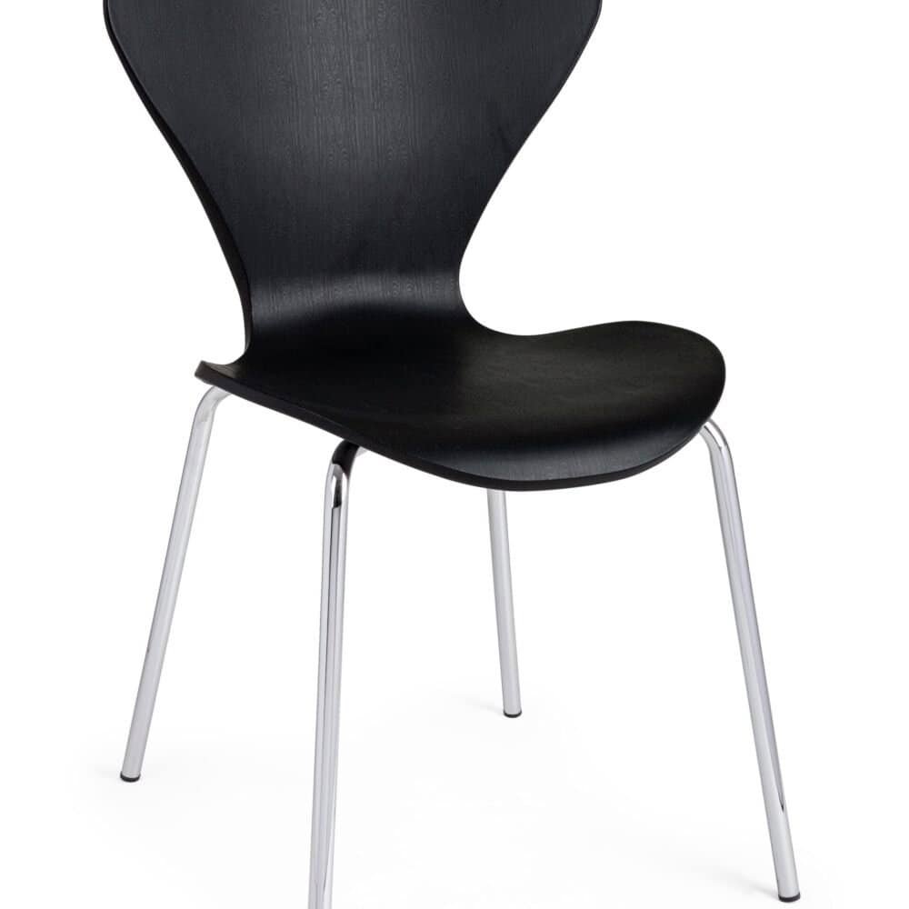Sedia moderna nera con struttura in metallo, ideale per interni eleganti e contemporanei.