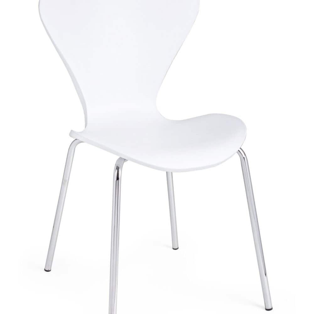 Sedia di design bianca con seduta e schienale ergonomici, ideale per ambienti contemporanei e uffici.