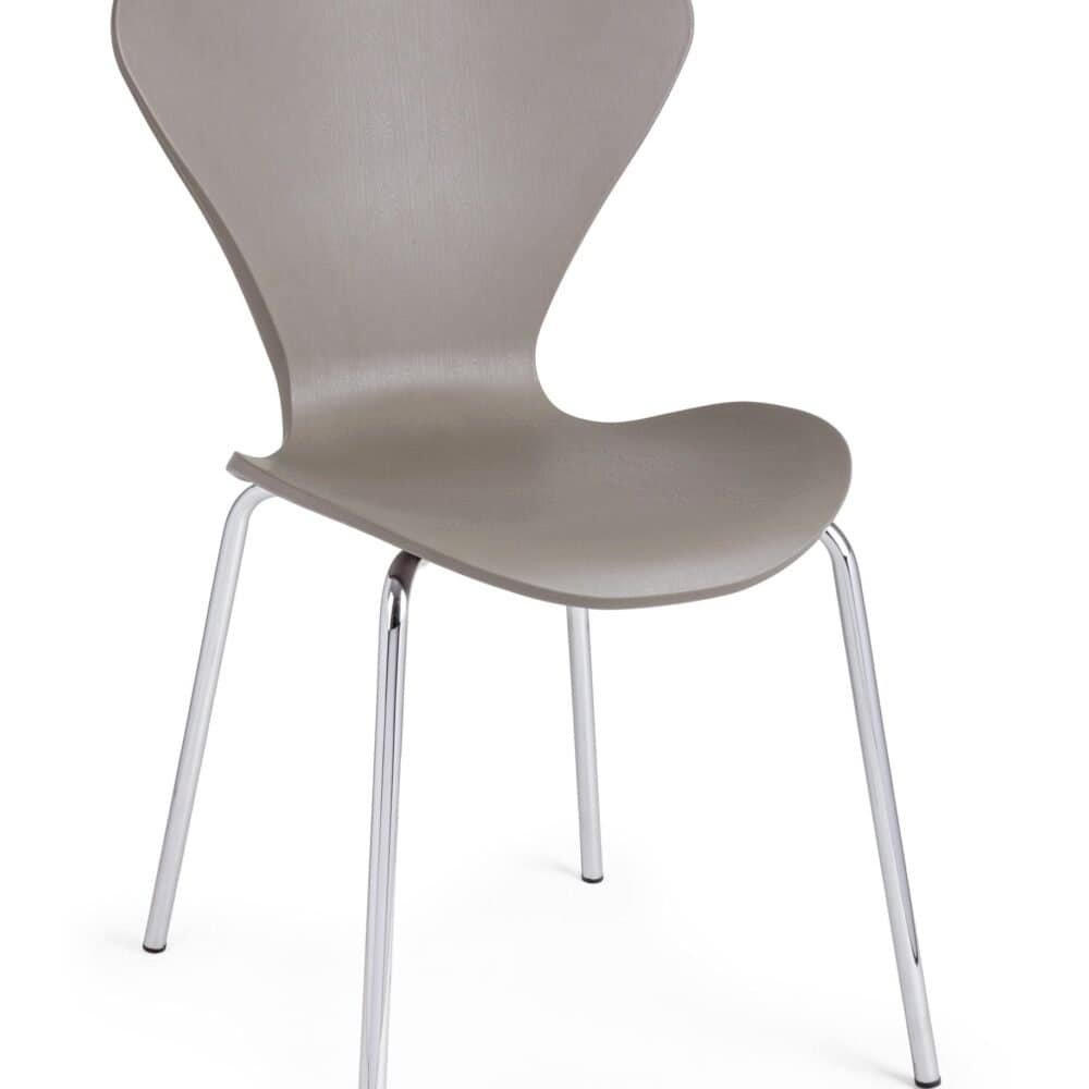 Sedia elegante grigia con gambe in metallo lucido, perfetta per appartamenti moderni.
