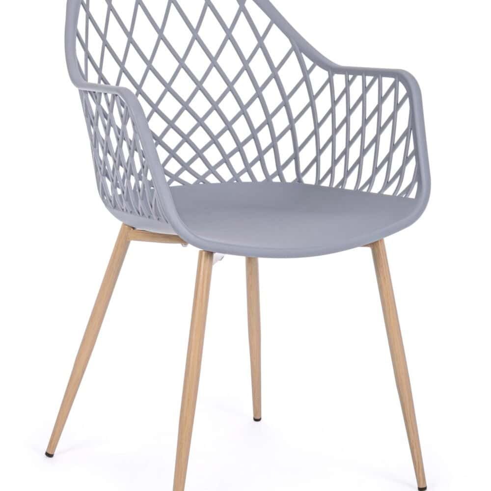 Sedia moderna in plastica grigia con struttura in legno naturale, perfetta per interni ed esterni.