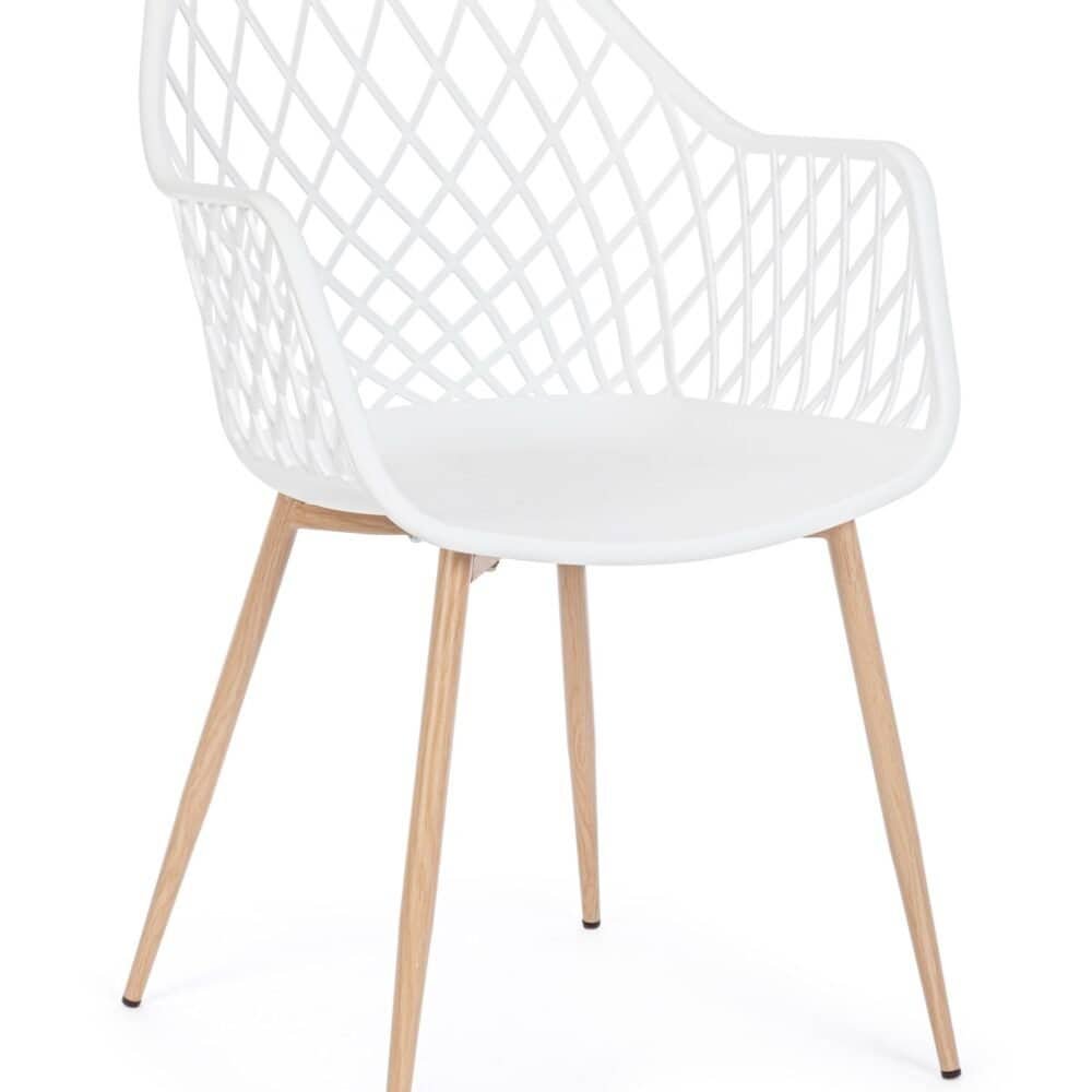 Poltrona bianca con struttura in plastica e gambe in legno naturale.